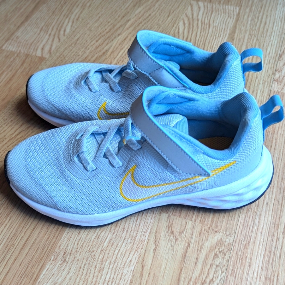 Nike Revolution NWOT Kids 13